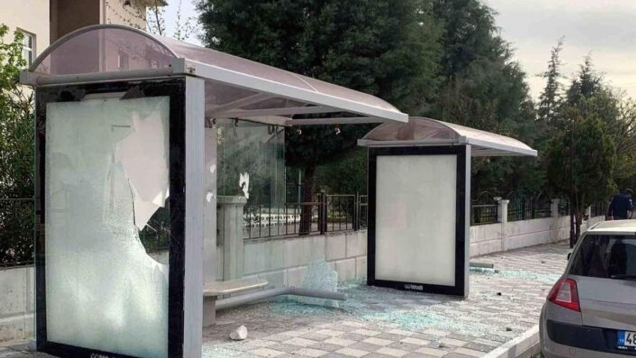 SÖKESPOR TARAFTARLARI, YATAĞAN'DA POLİSİ TAŞLADI VE OTOBÜS DURAKLARINA ZARAR VERDİ