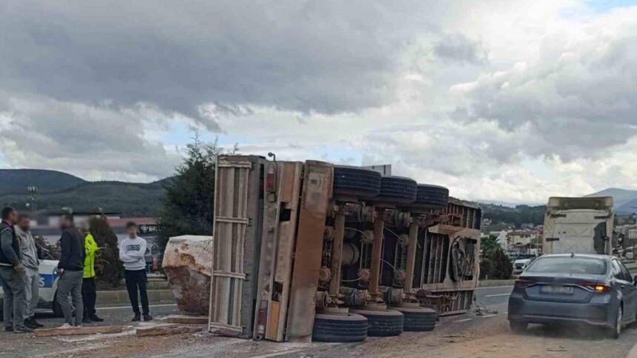 Menteşe-Yatağan karayolu üzerinde mermer blok taşıyan tırın dorsesi karayoluna devrildi