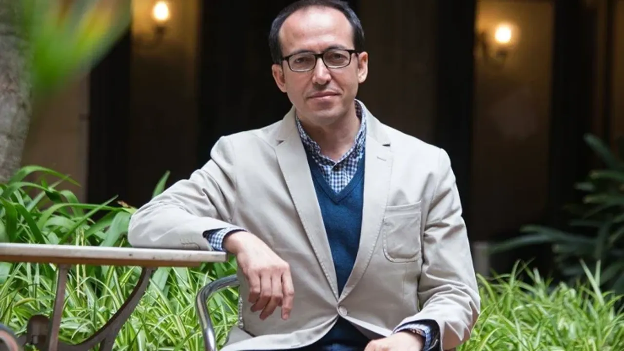 Türk yazar Burhan Sönmez'e prestijli ödül