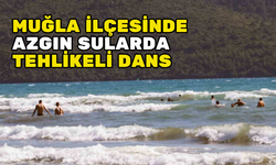 MUĞLA’DA TEHLİKELİ DALGALARA RAĞMEN YÜZDÜLER