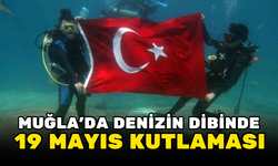 DENİZİN DİBİNDE TÜRK BAYRAĞI AÇIP, 19 MAYIS’I KUTLADILAR