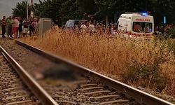 BARİYERLER KAPALIYKEN TREN YOLUNDAN GEÇEN 2 KİŞİ EZİLDİ!