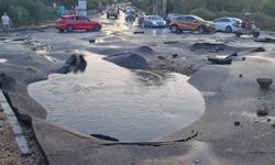 ORTAKENT'TE ANA İSALE HATTI PATLADI, TONLARCA SU YOLA AKTI, DEV ÇUKURLAR OLUŞTU