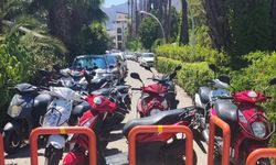 MARMARİS'TE MOTOSİKLET PARKI YÜZÜNDEN SAHİL YOLU KAPANDI!