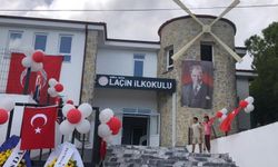 LAÇİN İLKOKULU'NUN AÇILIŞINI VALİ İDRİS AKBIYIK YAPTI, İNŞAAT SIRASINDA KESİLEN AĞACIN YERİNE ÜÇ AĞAÇ DİKTİ