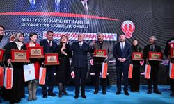 Bahçeli'den deprem bölgesi öğretmenlerine plaket