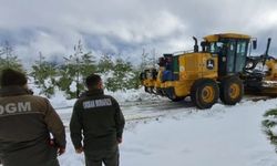 Köyceğiz'de karla kaplı yolları açmak için ekipler canla başla çalıştı