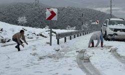 Seydikemer’de 20 santimetreyi bulan kar örtüsü: Vatandaşlar akın etti