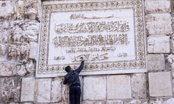 Suriye halkı Esad'ın adını her yerden siliyor: Emevi Cami'nde adı çekiçle kazındı!