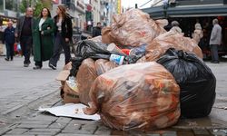 İzmir'de belediye çalışanlarının eylemi nedeniyle sokaklarda çöp yığınları oluştu