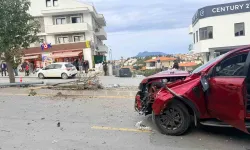 Datça’da kontrolden çıkan araç, ağaçları ve direği yerinden söktü