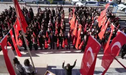 Menteşe’de öğrencilerden anlamlı bayrak töreni