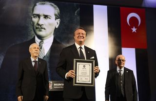BEŞİKTAŞ'IN YENİ BAŞKANI HASAN ARAT MAZBATASINI ALDI