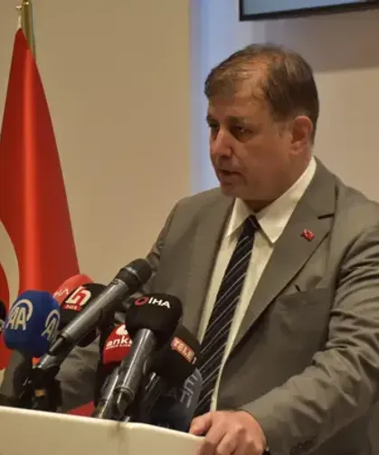 İzmir Büyükşehir Belediye Başkanı Cemil Tugay partisinden ayrıldı