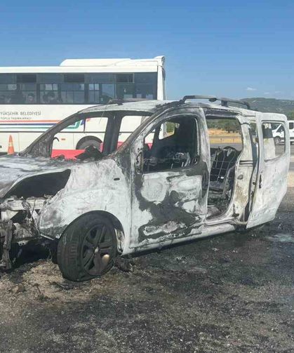 Menteşe'de facianın eşiğinden dönüldü: Araç kül oldu