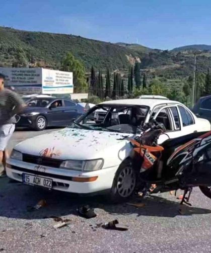 Motosiklet otomobile ok gibi saplandı