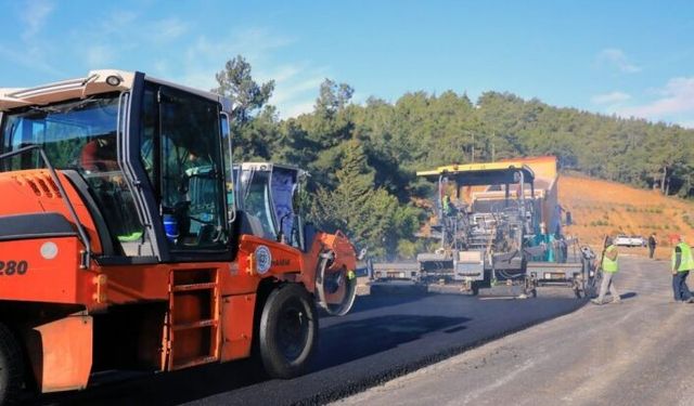 Kavaklıdere'de Sıcak Asfalt Döküm Çalışmaları Başladı