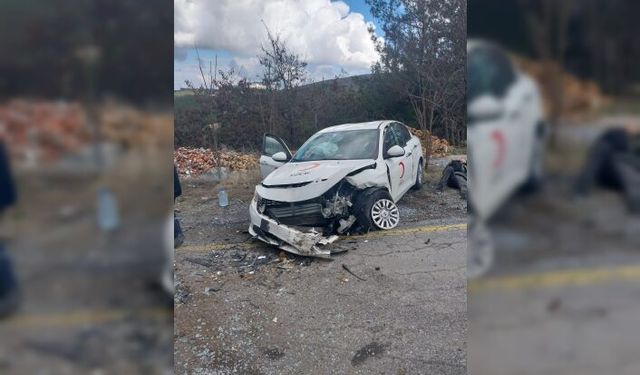 KAVAKLIDERE'DE KIZILAY ARACI KAZAYA KARIŞTI: 3 YARALI