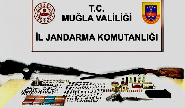 Jandarmadan Ula'da başarılı operasyon! Çok sayıda tarihi eser ve silah ele geçirildi