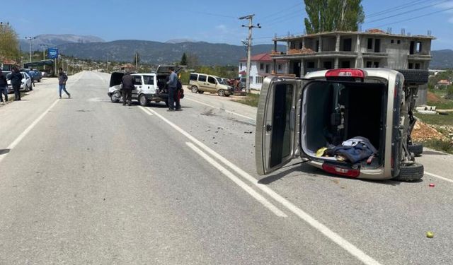 Seydikemer'de 2 otomobil çarpıştı: 5 yaralı