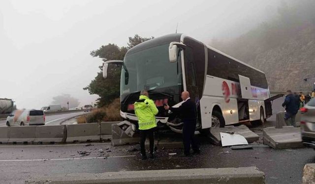 Ula'da yolcu otobüsü bariyerlere çarptı: 5 yaralı