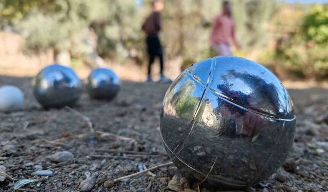 Ula’da öğrenciler, ara tatili bocce ve volo branşlarında spor yaparak geçiriyor