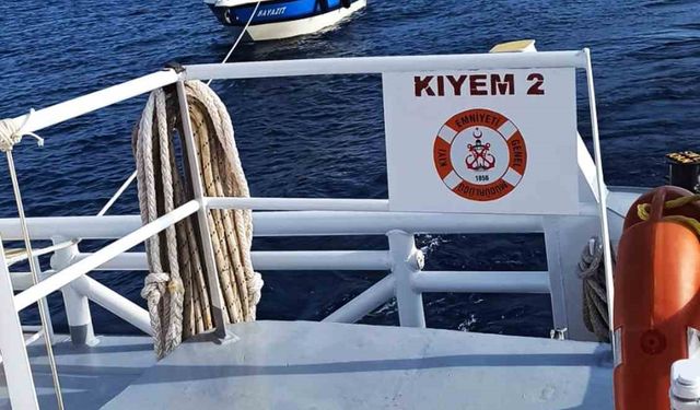 LİNDOS KOYUN'DA MAHSUR KALAN TEKNEYİ KIYEM KURTARDI