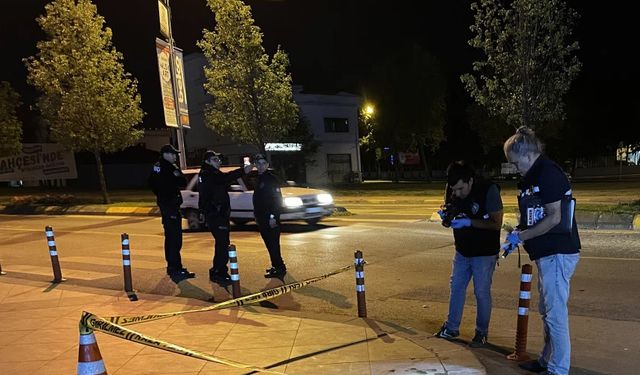 İZMİR'DE AVM YAKININDA SİLAHLI KAVGA