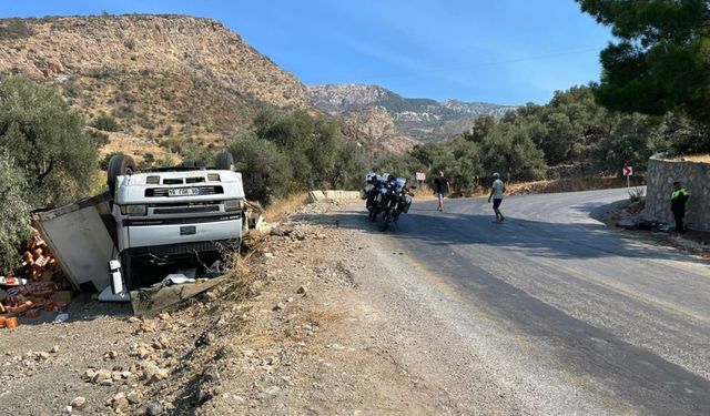 ZİNCİR MARKETE MAL TAŞIYAN TIR DATÇA'DA TAKLA ATTI, SÜRÜCÜNÜN BURNU BİLE KANAMADI