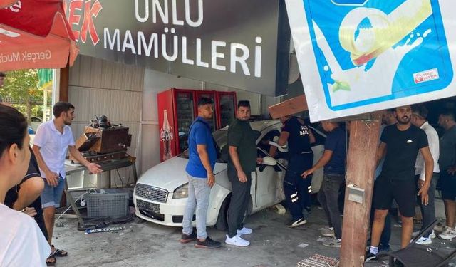 MİLAS'TA AKILALMAZ KAZA! OTOMOBİL EKMEK FIRININA DALDI, ORTALIK SAVAŞ ALANINA DÖNDÜ