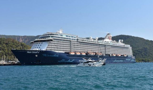 Mein Schiff 5 kruvaziyeri 2 bin 490 yolcusuyla Marmaris'te