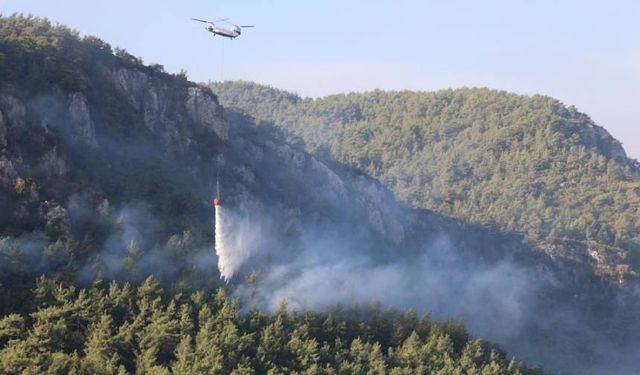 MENTEŞE'DEKİ YANGINA TSK'YA AİT HELİKOPTER İLE HAVADAN MÜDAHALE EDİLİYOR