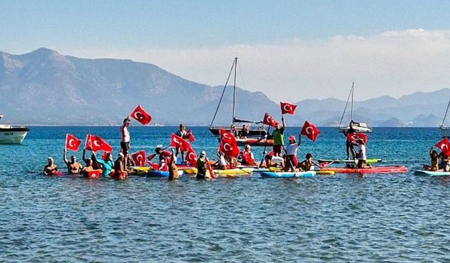 Muğla'da Cumhuriyet coşkusu: 1923 metre yüzüp, kürek çektiler