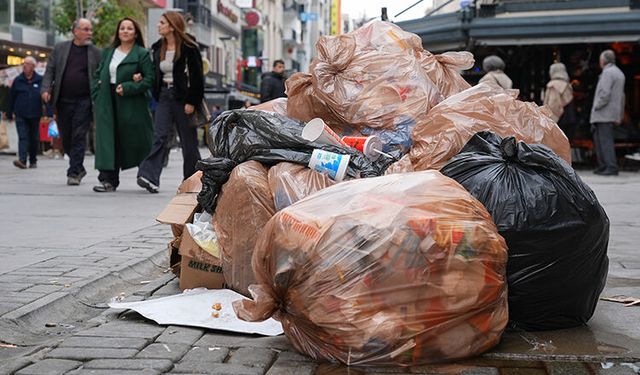 İzmir'de belediye çalışanlarının eylemi nedeniyle sokaklarda çöp yığınları oluştu