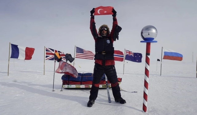 Eski olimpik sporcu Güney Kutbu'nda Türk bayrağını dalgalandırdı