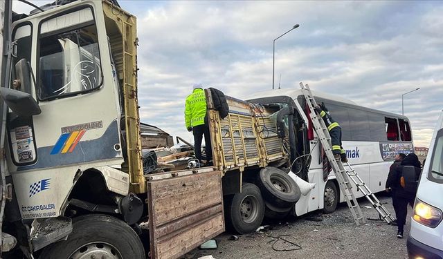 Konya'da tır, kamyon ve otobüs çarpıştı: 3 ölü, 33 yaralı!