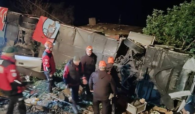 Antalya'da yolcu otobüsü şarampole devrildi; 33 yaralı