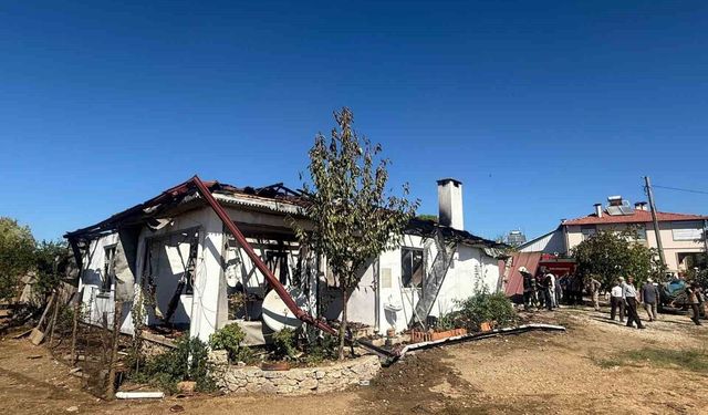 Ula’da çıkan yangında ev ve ahır yandı, 3 hayvan telef oldu