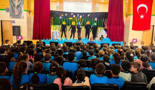 Kavaklıdere’de gönüllü gençlerden miniklere tiyatro sürprizi