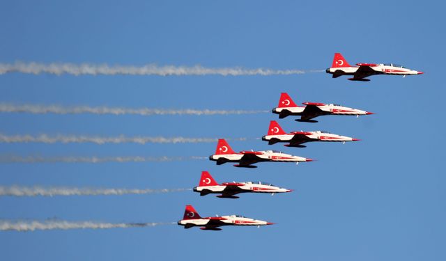 Türk Yıldızları’ndan Cumhuriyet Bayramı’na özel ay yıldızlı selam!