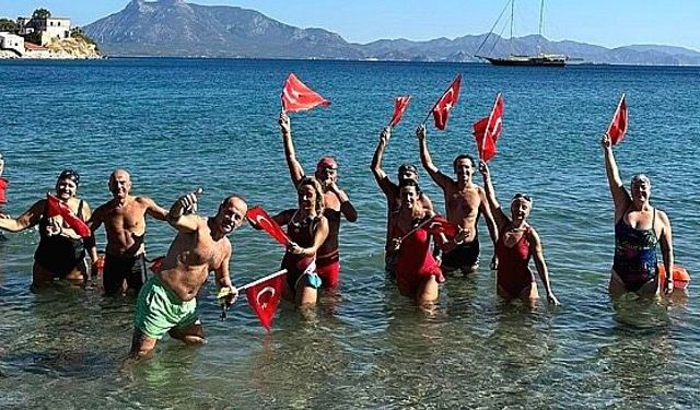 Mavi sulara açıldılar, tam 1923 metre yüzdüler