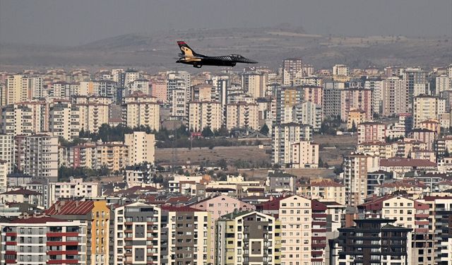 SOLOTÜRK’ün gösteri uçuşu nefes kesti!