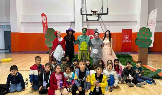 Ula’da gönüllü gençlerden miniklere tiyatro sürprizi
