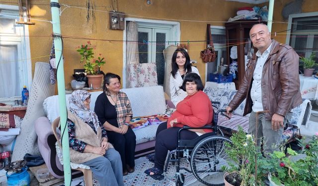 Engellilere umut oldu: KAÇEP Başkanı Afet Ateş, engelli bir bireye tekerlekli sandalye hediye etti