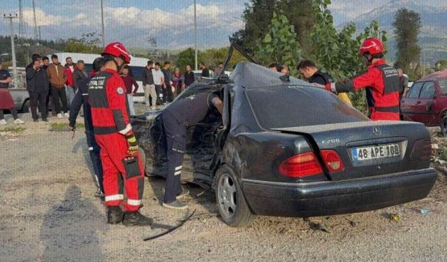Seydikemer’de kaza oldu: Otomobil, park halindeki araca çarptı