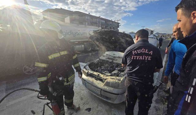 Ortaca’da araç trafik ışıklarında alev alev yandı!
