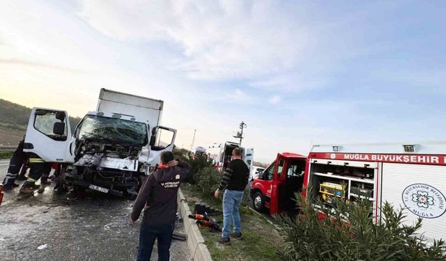Bodrum - Milas yolunda feci kaza: 2 kişi kamyonda sıkıştı!