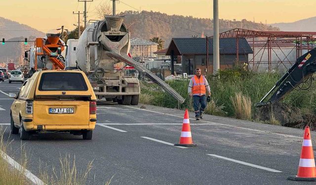 Kaldırım çalışmasında kaza: Beton mikserinin aparatı işçiye çarptı