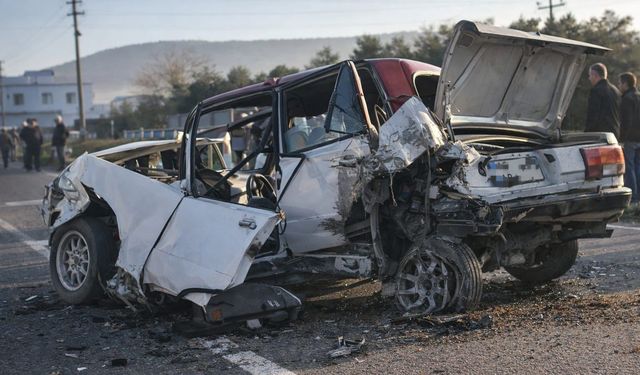 Milas’ta zincirleme kaza: Tofaş araç teneke kutu gibi ezildi
