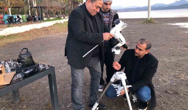 Köyceğiz’de öğrenciler Ay’ı teleskopla inceledi